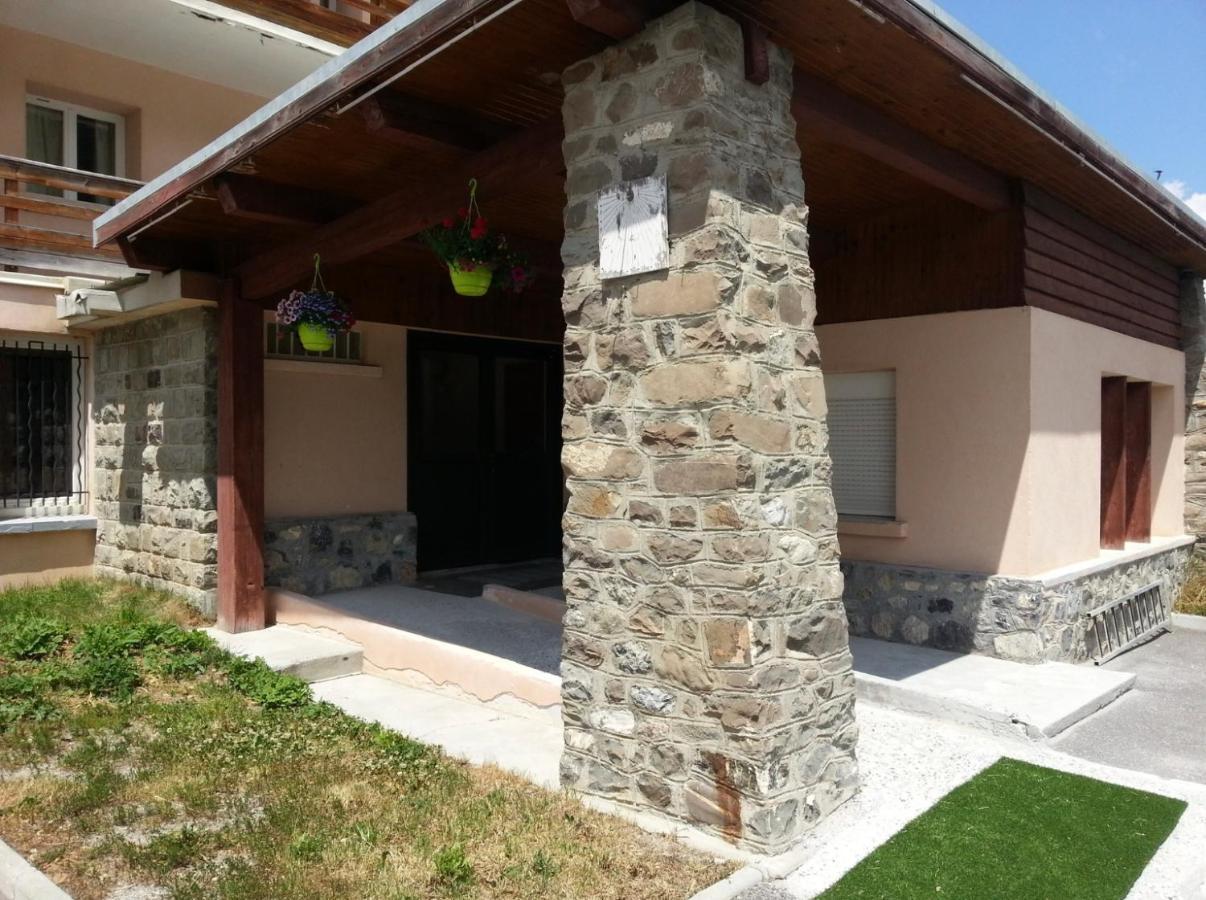 Vars, Appart Spacieux Renove 4 Couchages Dans Chalet 瓦尔 外观 照片