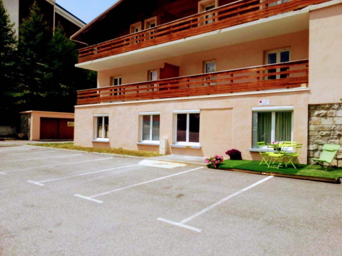 Vars, Appart Spacieux Renove 4 Couchages Dans Chalet 瓦尔 外观 照片