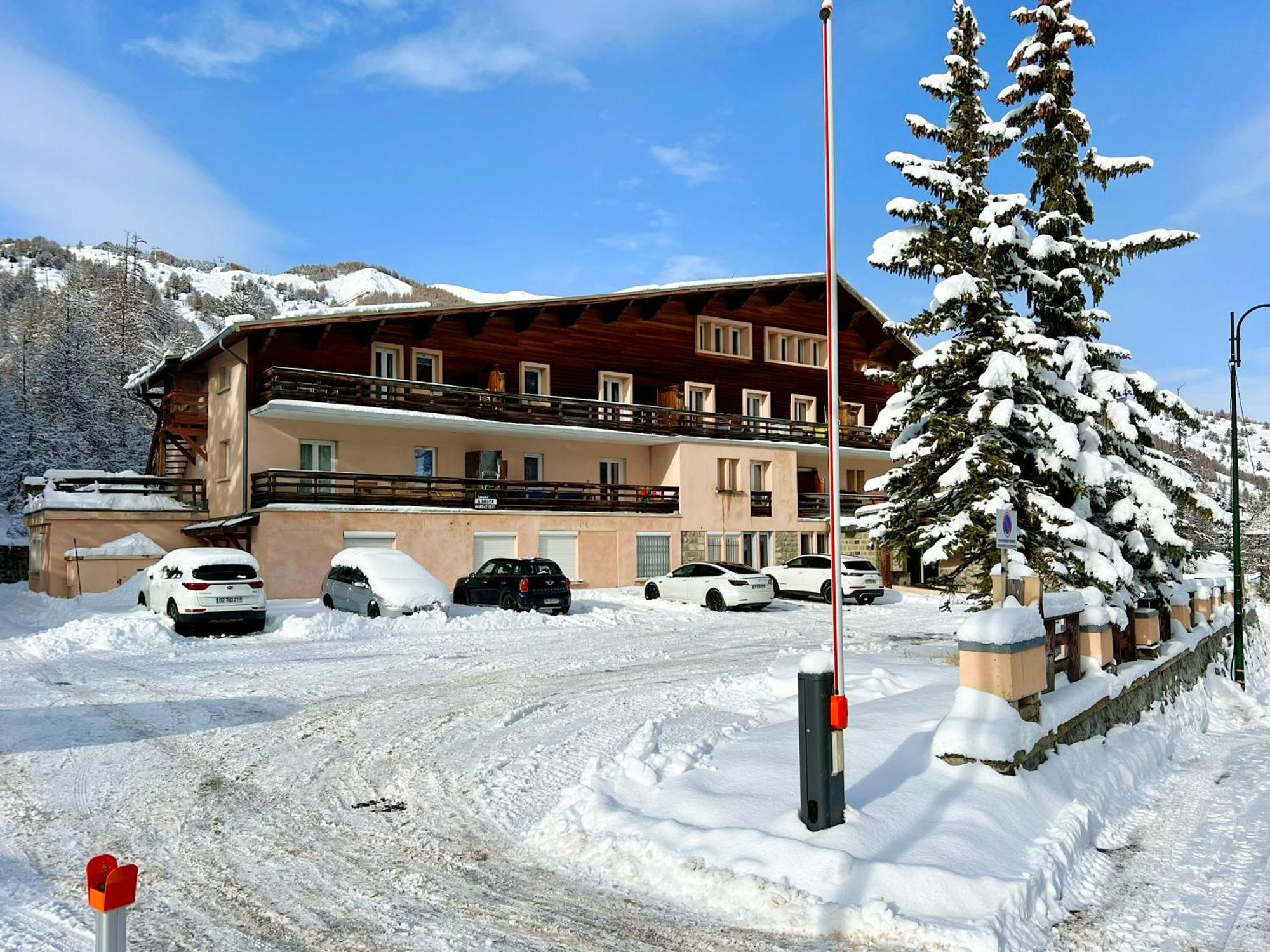 Vars, Appart Spacieux Renove 4 Couchages Dans Chalet 瓦尔 外观 照片