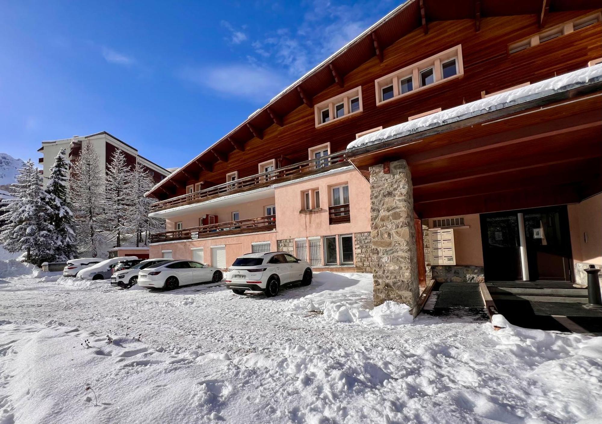 Vars, Appart Spacieux Renove 4 Couchages Dans Chalet 瓦尔 外观 照片