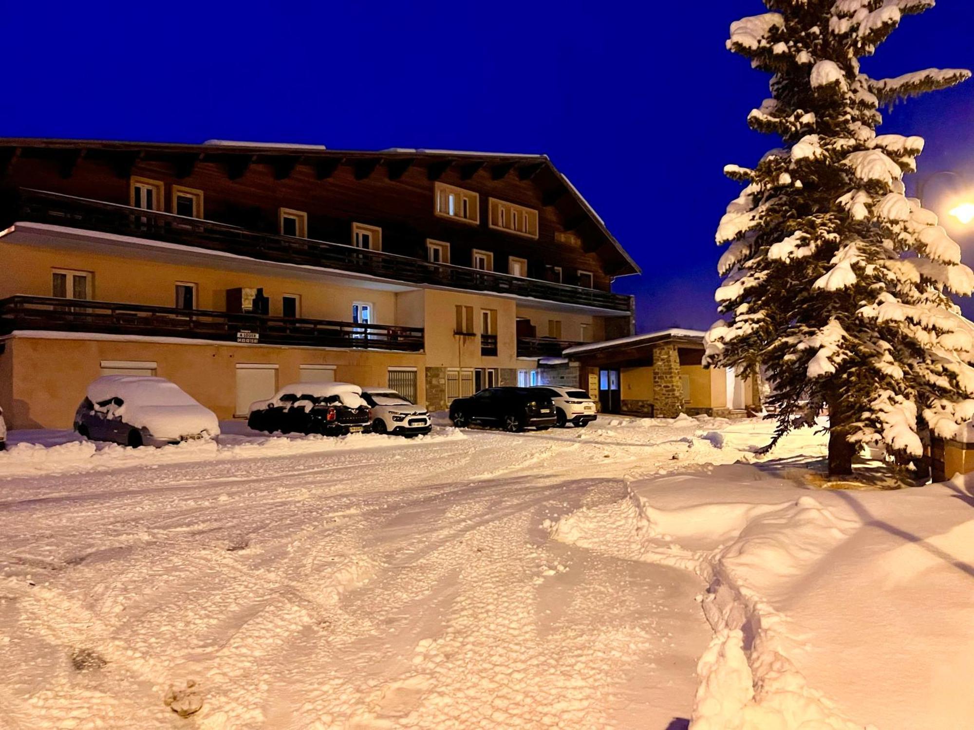 Vars, Appart Spacieux Renove 4 Couchages Dans Chalet 瓦尔 外观 照片